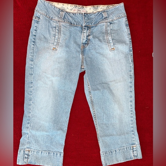 Levi’s Signature Light Wash Capri Jeans front slit - Picture 4 of 11